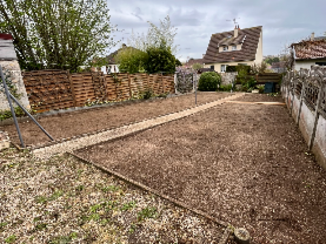 Remise en etat d'un jardin laissé en friche par l'entreprise Nature concept